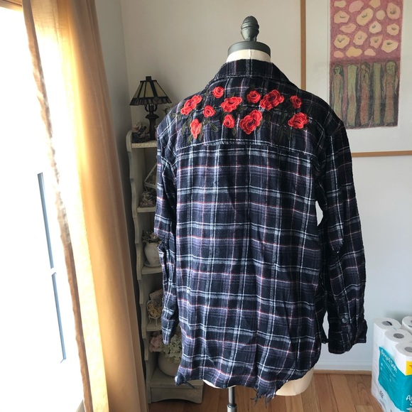 AE Distressed Flannel - Picture 4 of 5